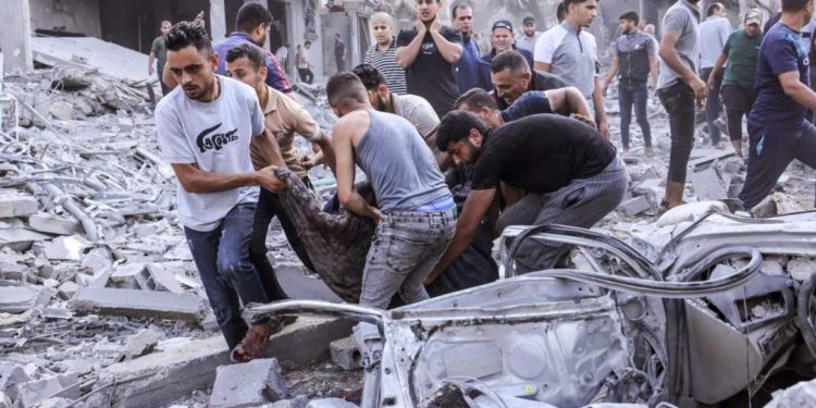 Bombardeo israelí a un hospital en Gaza mata más de 500