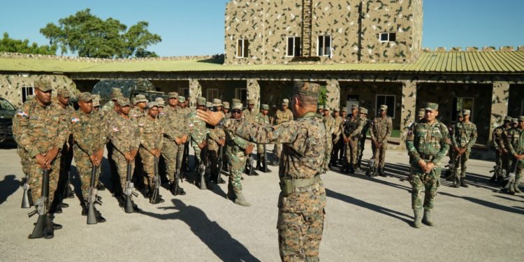 Fernández Onofre inspecciona guarniciones militares en la frontera Sur