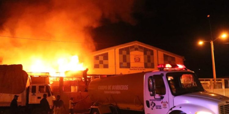 Incendio en mercado de Dajabón está controlado en 95%