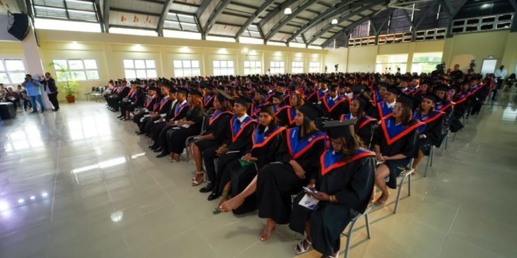 Ucateba «pare» nuevos profesionales