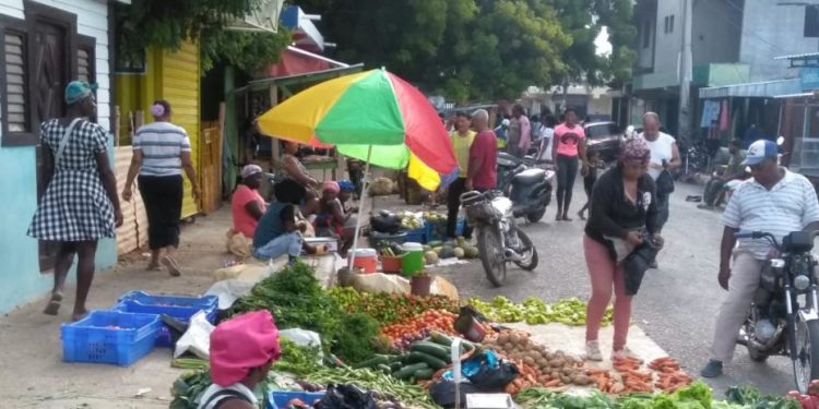 Casi «quebrados» comerciantes de Pedernales