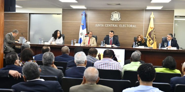 Pleno JCE trata con partidos equipos a utilizar en elecciones