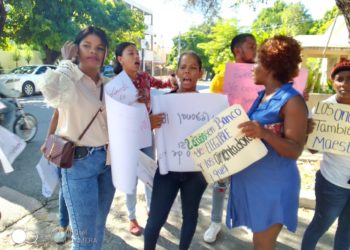 Profesores en banco elegible en Neyba exigen a ministro ubicarlos en sus escuelas