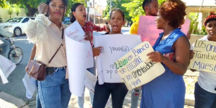 Profesores en banco elegible en Neyba exigen a ministro ubicarlos en sus escuelas