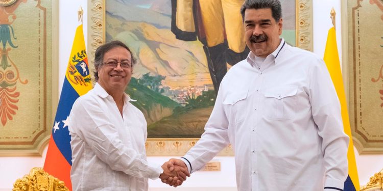 Maduro y Petro se reúnen en Caracas para abordar diferentes temas