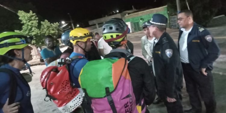 Rescatan españoles esta madrugada en loma de Barahona