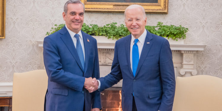 Biden y Abinader se reúneen por casi una hora