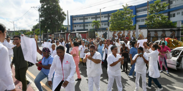 Abinader ve como «chantaje» protesta por la no privatización de Maternidad