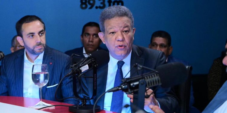 Leonel advierte se llevará al TC la ley que permitió a Abinader firmar el contrato de Aerodom