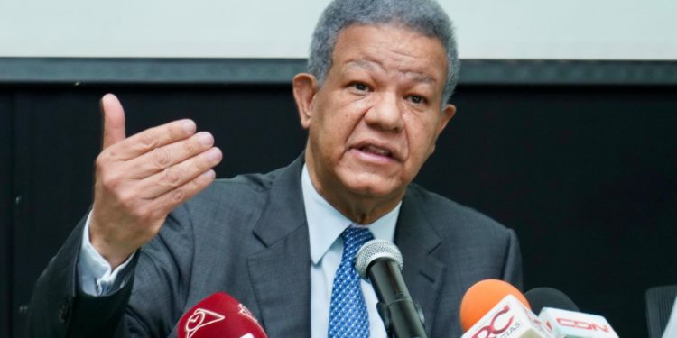 Leonel califica a Abinader como «manicomio” por Tasa Cero