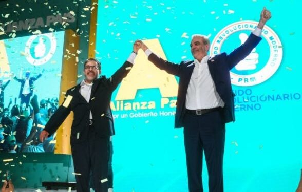 Guillermo levanta manos a Abinader