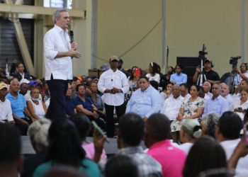 Promueven «reelección» en entrega de títulos en Azua