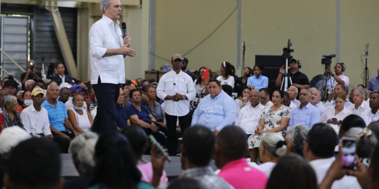 Promueven «reelección» en entrega de títulos en Azua