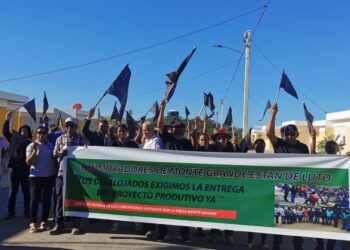 Campesinos de Monte Grande se «visten negro»