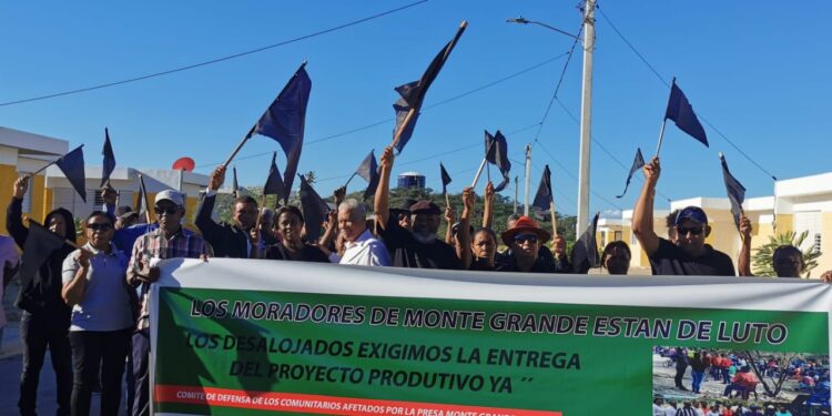 Campesinos de Monte Grande se «visten negro»