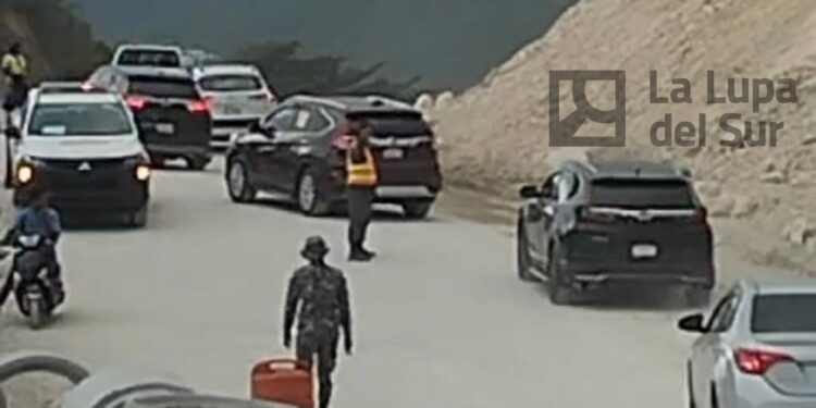 Habilitan paso por «El Derumbao»