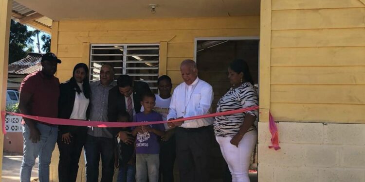 Diócesis de Barahona, Pastoral Social y el Banco Popular entregan casas a familias pobres