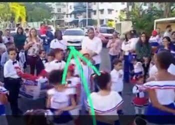 Hombre lanza carro contra estudiantes y profesores que participaban en acto por la Independencia Nacional