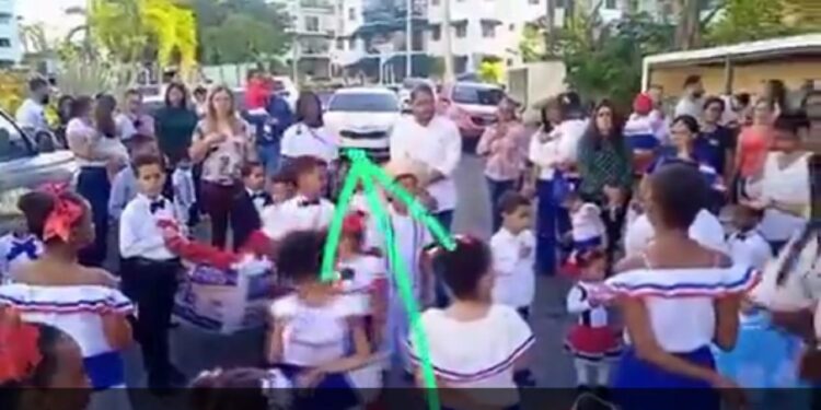 Hombre lanza carro contra estudiantes y profesores que participaban en acto por la Independencia Nacional