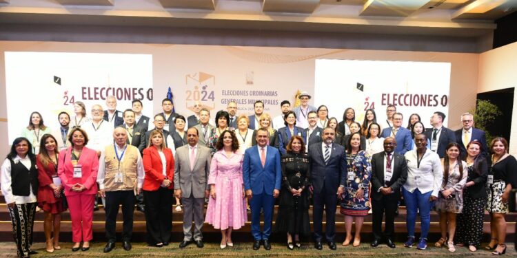 Presidente JCE recibe observadores electorales