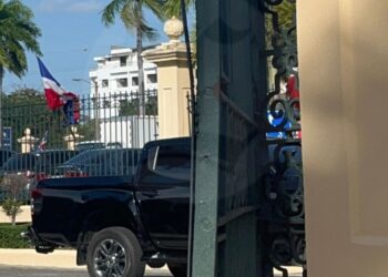 Chofer que estrelló carro contra el Palacio dice que lo hizo «por instrucción divida»