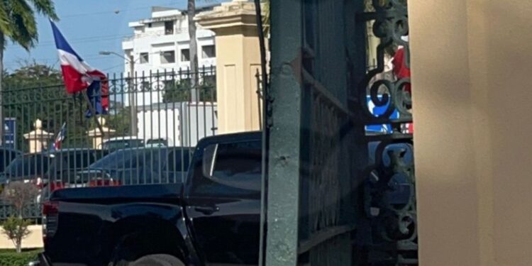 Chofer que estrelló carro contra el Palacio dice que lo hizo «por instrucción divida»