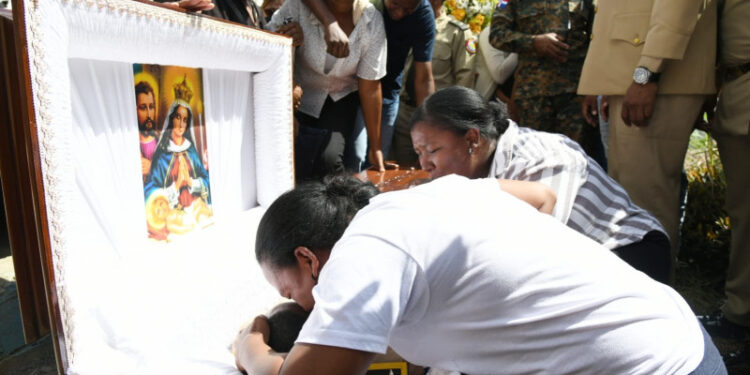 Sepultan militar asesinado para robar su arma
