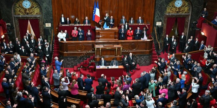 Francia introduce el derecho al aborto en su Constitución