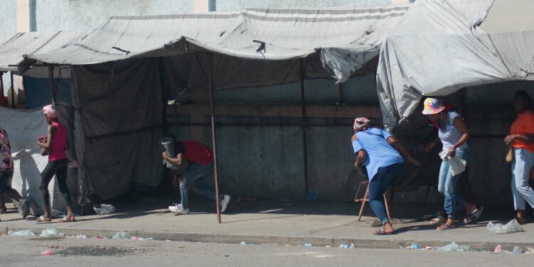 Creen se fugaron 2,696 de los 3,696 presos en principal prisión de Haití
