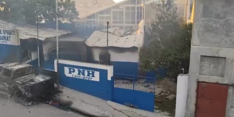 Incendian otra comisaría de policía en Haití