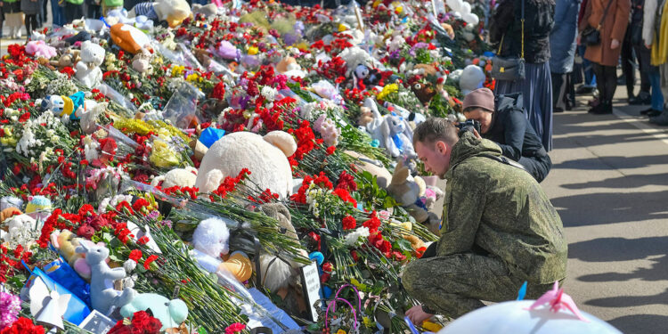 Embajadores de múltiples países honran a las víctimas del atentado en Rusia