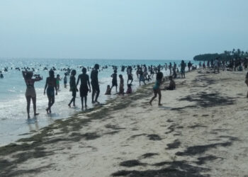 Vacacionistas «copan» playas de Pedernales