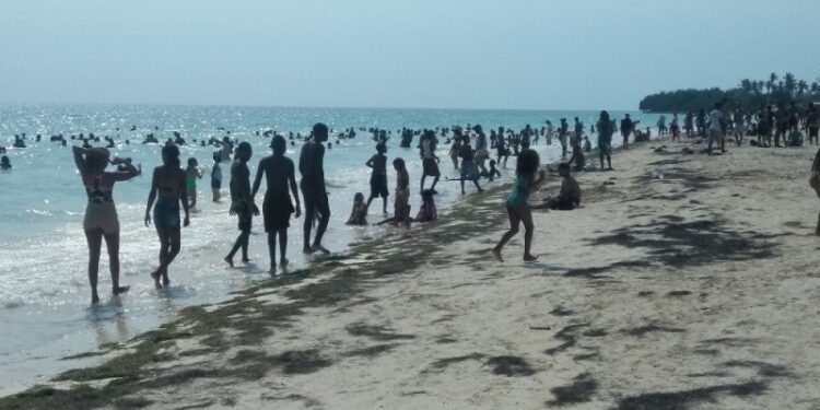 Vacacionistas «copan» playas de Pedernales