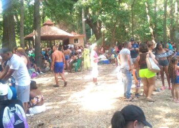 Las Barías «abarrotada» de vacacionistas