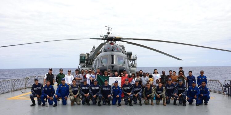 Con helicóptero y un buque sacan mexicanos de Haití