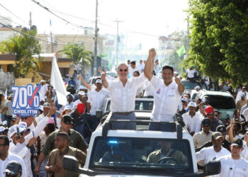 Abinader encabeza caravana en la capital