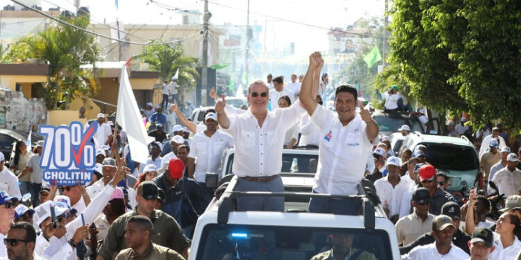 Abinader encabeza caravana en la capital