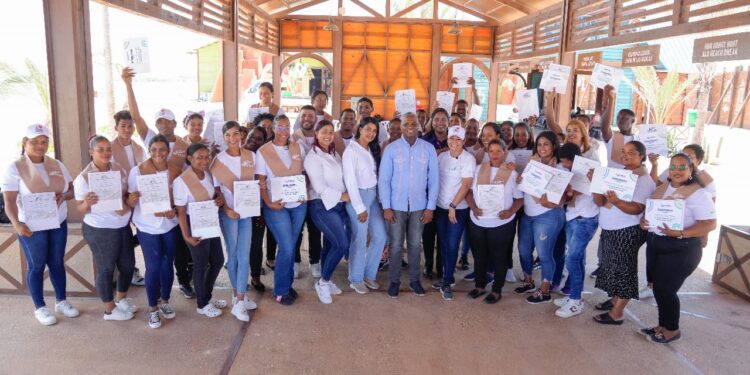 Capacitan para el desarrollo turístico de Pedernales