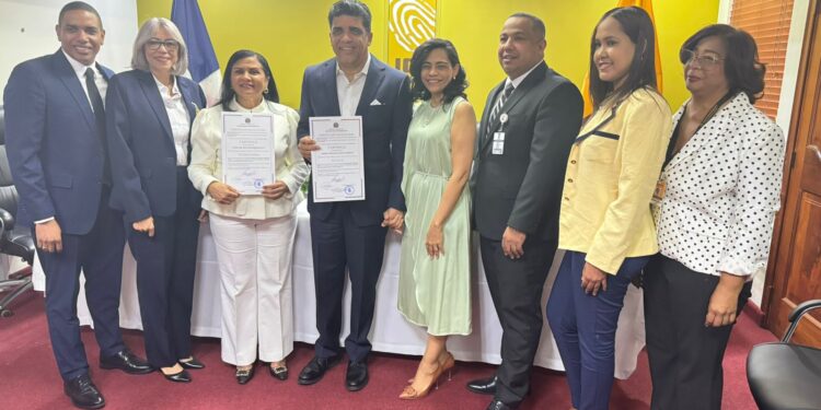 158 alcaldes y 235 directores de distritos reciben certificados de elección