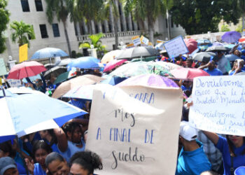 Profesores exigen aumento salarial