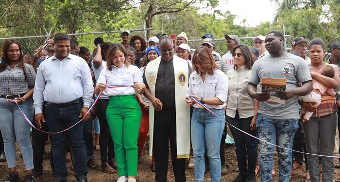 BHD y Nature Power entregan acueductos a comunidades