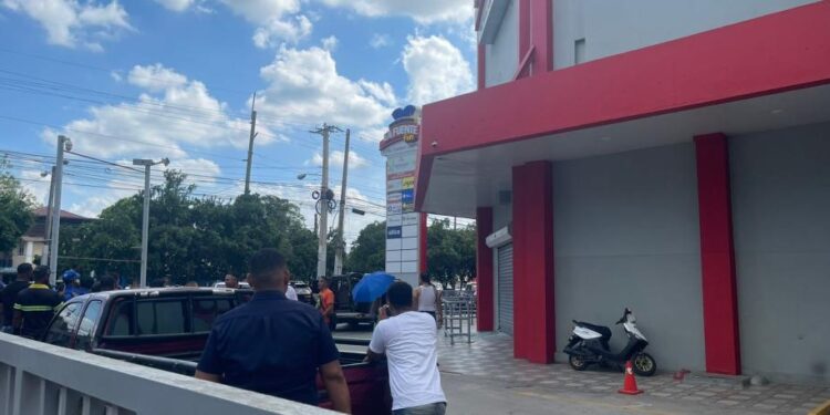 Asaltan banco en Santiago