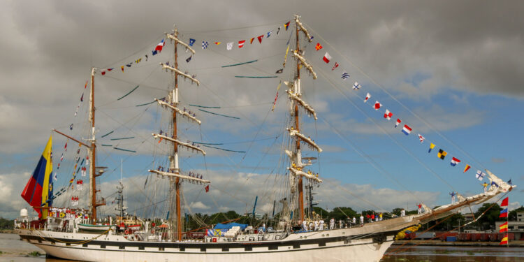 Buque-escuela Simón Bolívar atraca en Santo Domingo