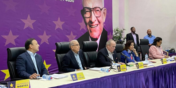 Danilo deja «cancha libre» para renovar el PLD