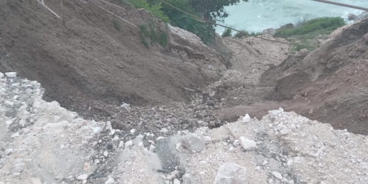 Tránsito entre Barahona y Pedernales interrumpido