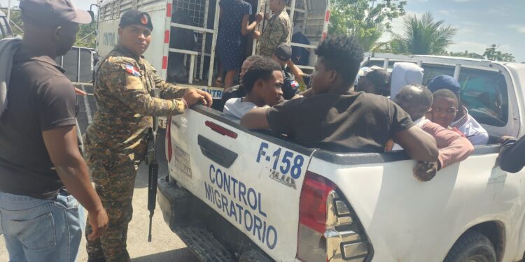 Dominicanos y haitianos detenidos en Los Haitises