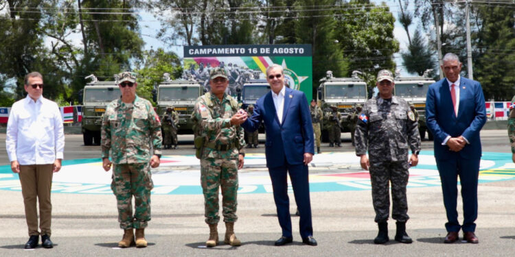 Ejéricto recibe flotilla de vehículos