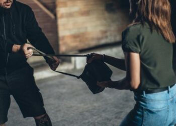 Se «traga» burundanga cuando la policía le sorprende asaltando a una mujer