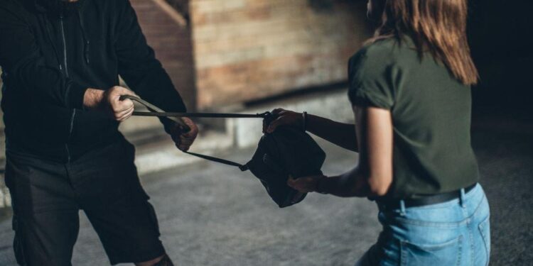 Se «traga» burundanga cuando la policía le sorprende asaltando a una mujer