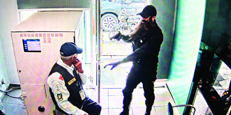 PN mata 2 asaltantes a banco